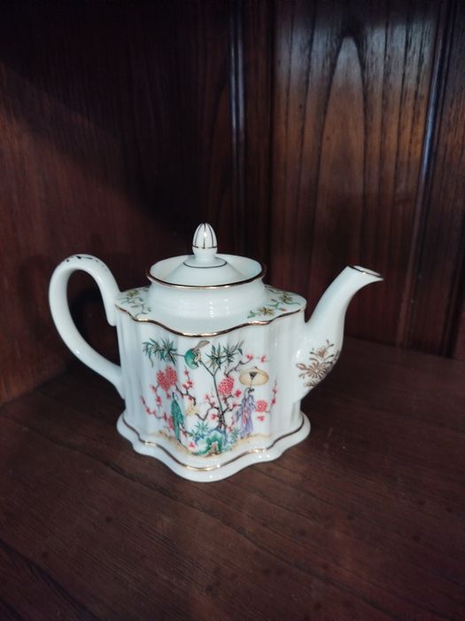 Bules de chá em porcelana