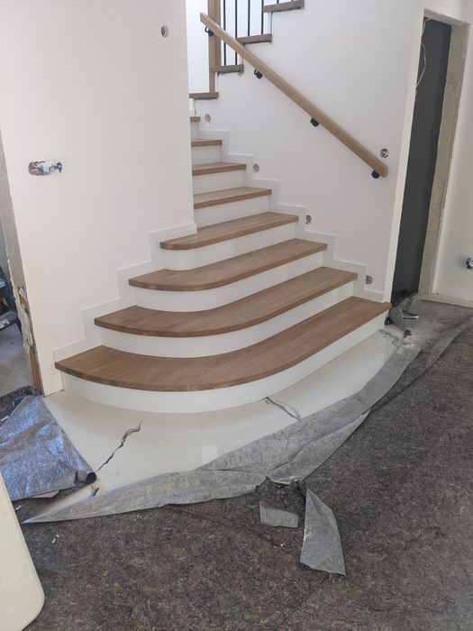 Schody drewniane balustrady