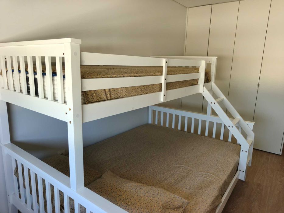 Beliche em Madeira Maciça (Cama Casal + Solteiro) + 2 Colchões | Como Novo