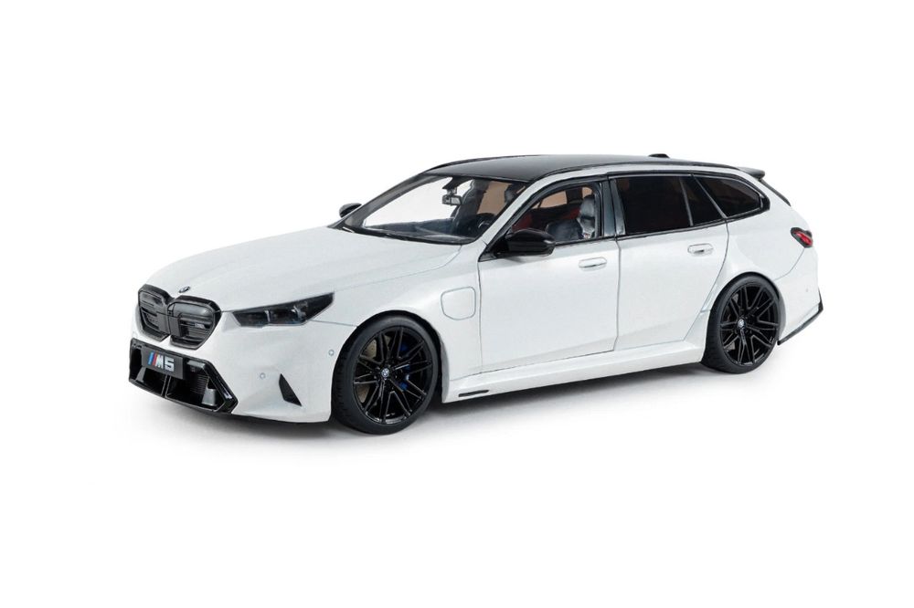 BMW M5 Touring - 2025, alpine white solid Solido 1:18