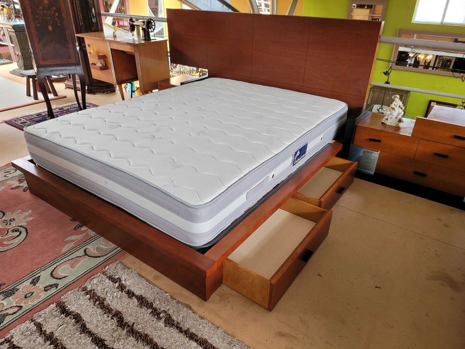 Conjunto de cama com 4 gavetas mais duas mesas de