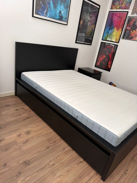 Cama de casal, colchão e 2mesas de cabeceira