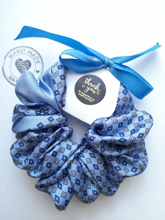 Niebieska błękitna jedwabna gumka scrunchie