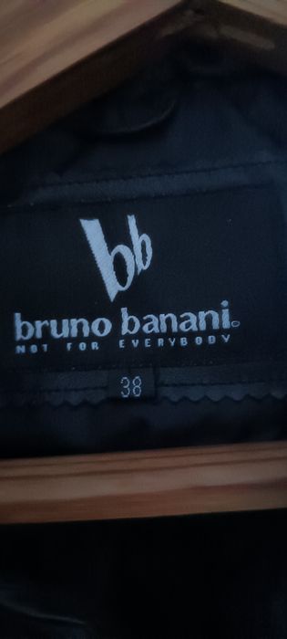 Куртка жіноча з капюшоном.