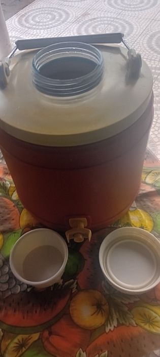 Termo para agua fresca capacidade de 5 l com torneira tuda a funcionar
