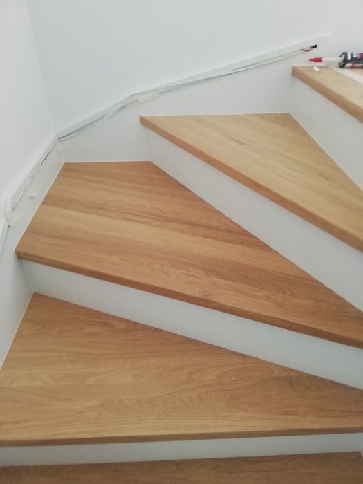 Schody dębowe białe podstopnie