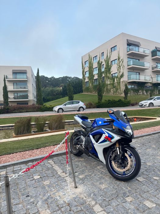 Vendo uma mota muito boa impecavel nada oara fazer pegar e andar