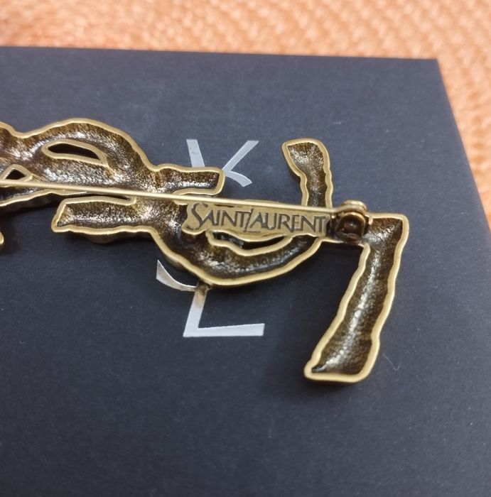 Używana broszka YSL Saint Laurent Paris w kolorze złotym z kamieniami