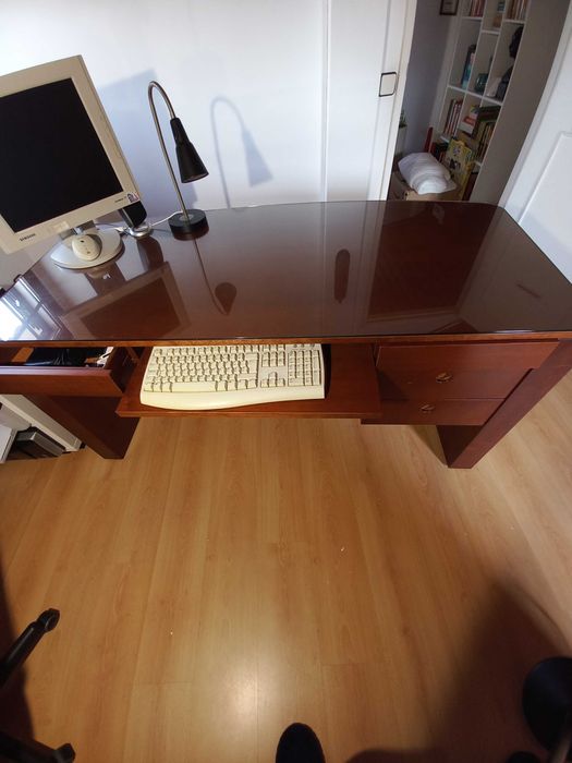 Secretaria executiva com cadeira