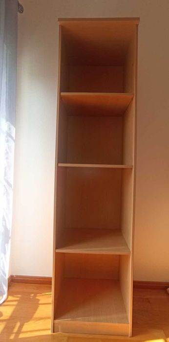 Estante em madeira laminada.