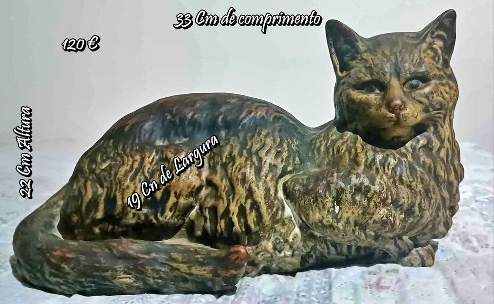 Gato em tamanho natural, em faiança policromada.