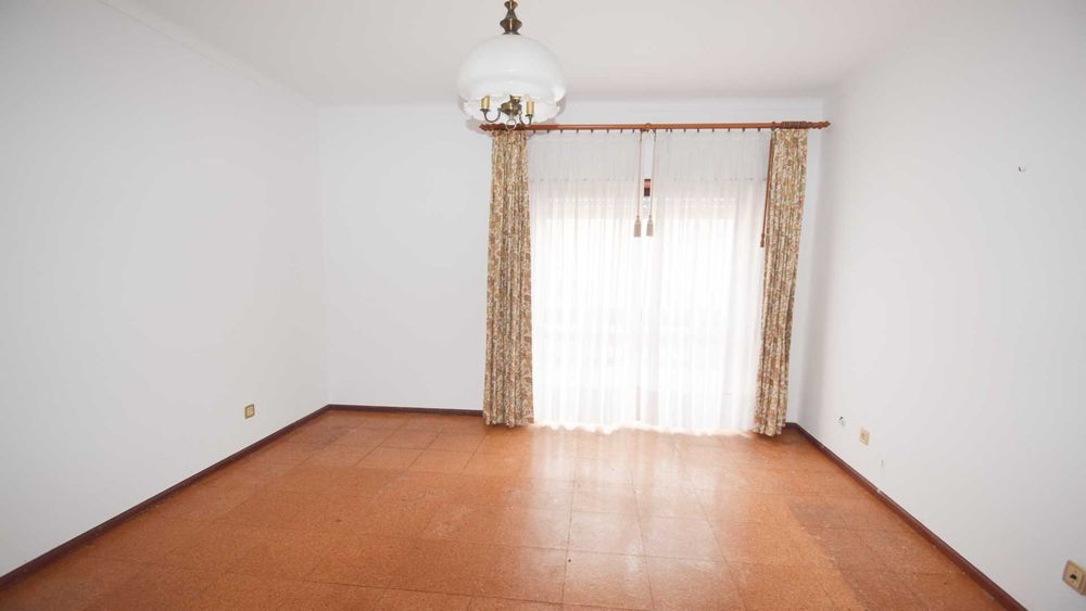 Oportunidade na Praia do Pedrógão: R/C com Lugar de Garagem (1 Carro) – Duas Entradas Autónomas (T2 + T1) – Prédio Pintado em 2026