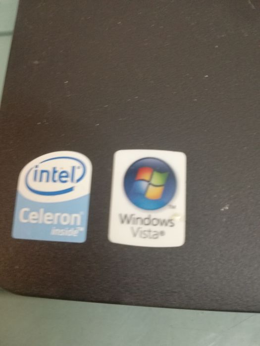 Portátil Acer com carregador a funcionar