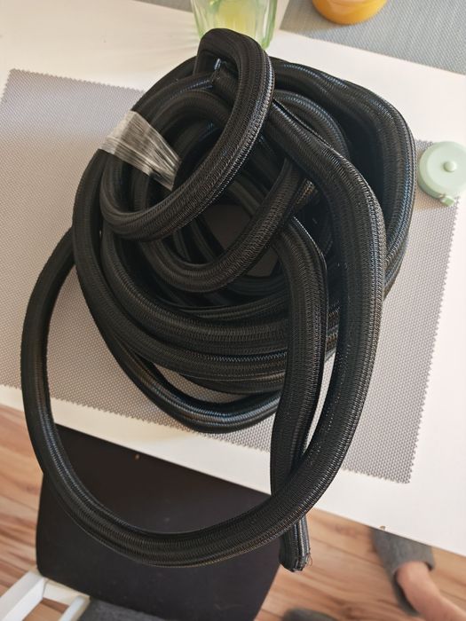 czarna pleciona osłona na kable (ang. braided cable sleeve), służąca do organizowania i ochrony. Długość około 9m