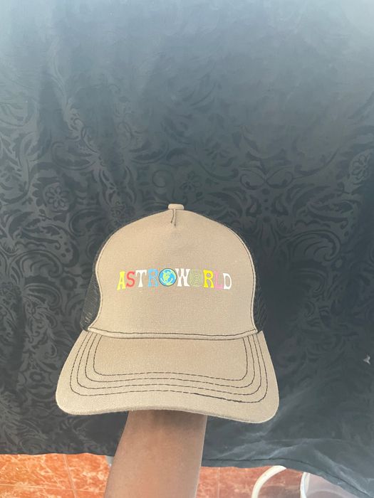 Boné marca “Astro World” de Travis Scott