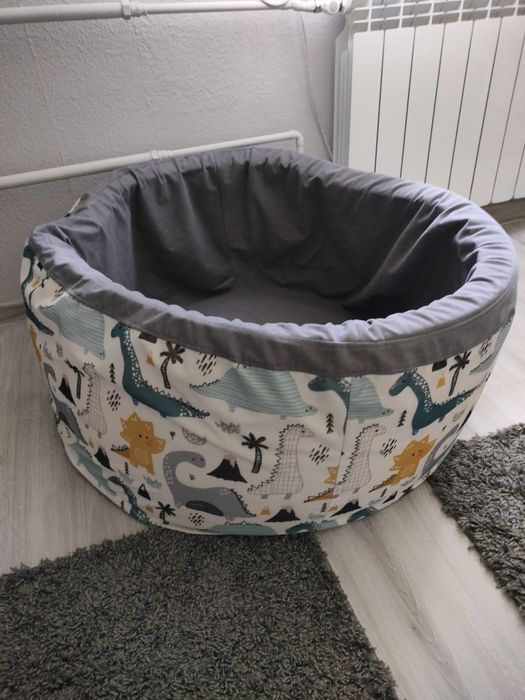 Suchy basen z piłkami