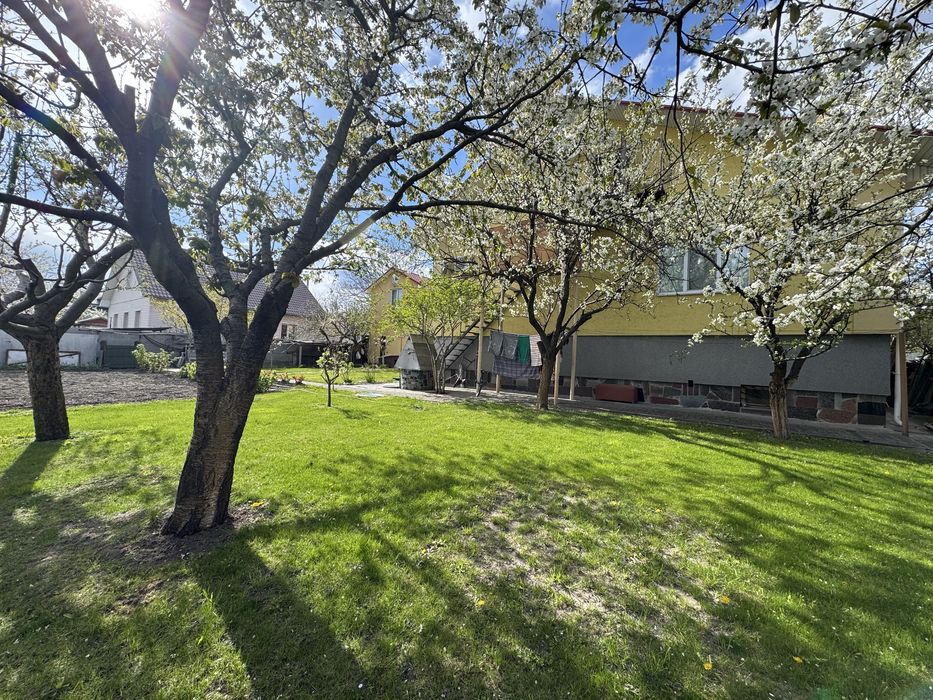 Продам будинок з гаражем і укриттям в центрі Бучі