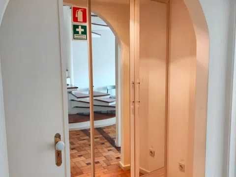 Espaçoso (140m2) T2 duplex disponível na zona de Cedofeita (Rua de Antero Quental), Porto.