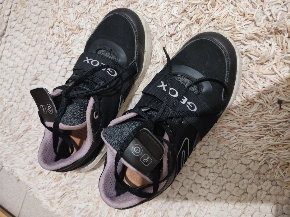 Geox menina - tamanho 34 com aplicação para escrever