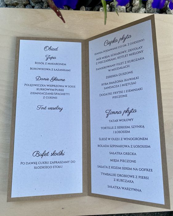 Stojące menu weselne w rustykalnym stylu