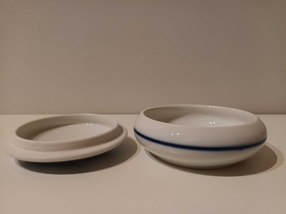 Caixinha de porcelana branca e azul