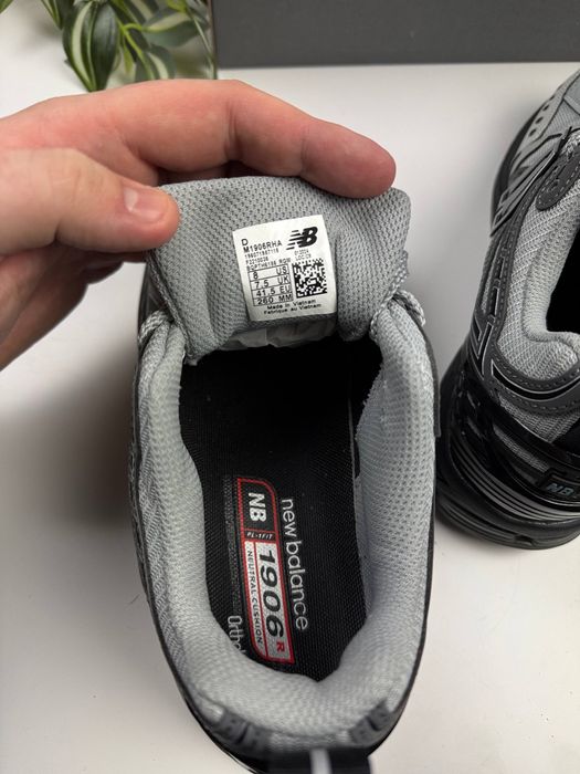 Buty New Balance 1906R z elementami odblaskowymi