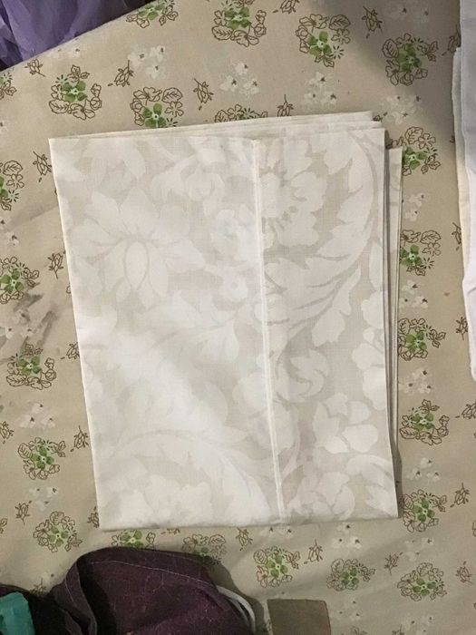 fronha de almofada beje com flores