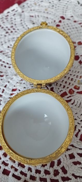 Jajo porcelanowe sygnowane