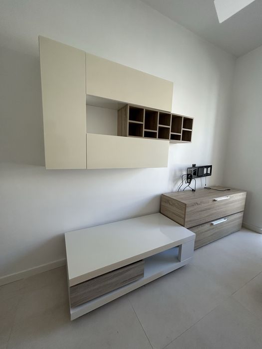 Móvel suspenso de sala branco lacado e madeira