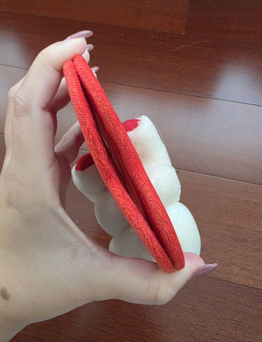 Moldura em formato de coração com um urso de peluche