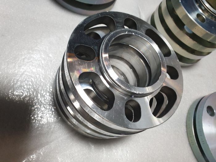 Dystanse aluminiowe OZ i MOMO Oryginalne nowe różne parametry i śruby