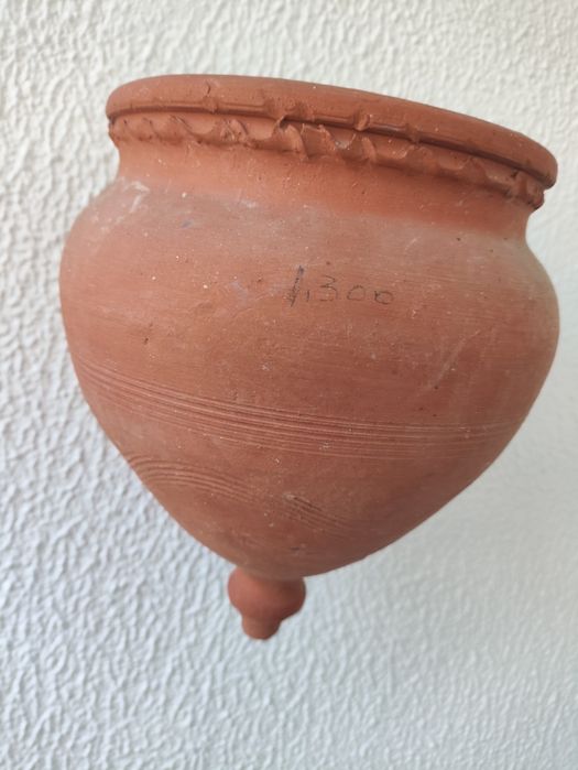 Vaso de argila usado para pendurar na parede