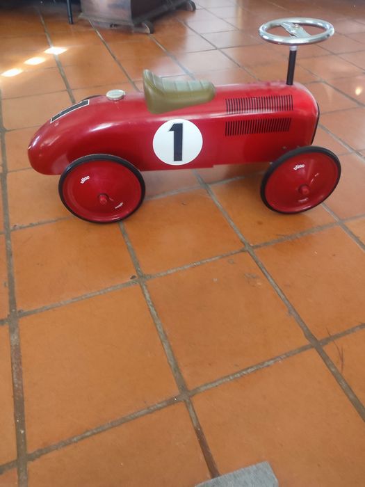 Carro vintage vermelho Vilac