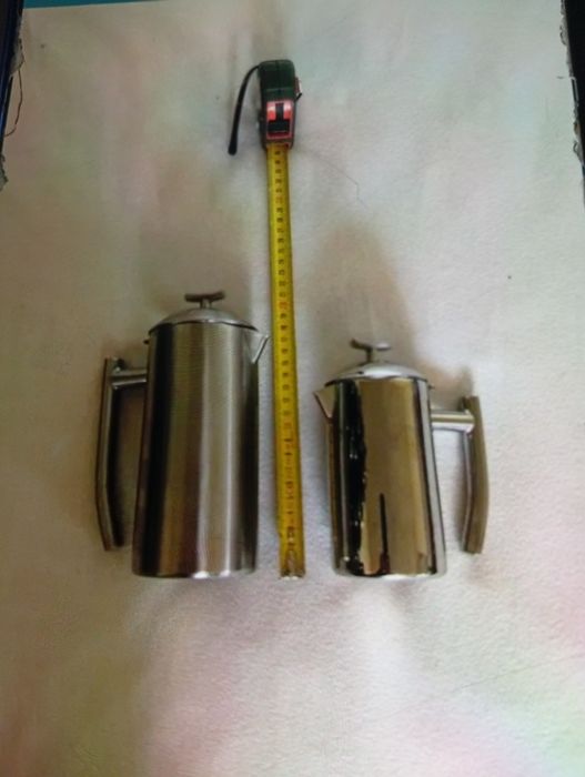 Jarra de café e chaleira em aço inox