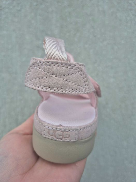 Дитяче взуття  UGG. Босоніжки 32,5 розмір
