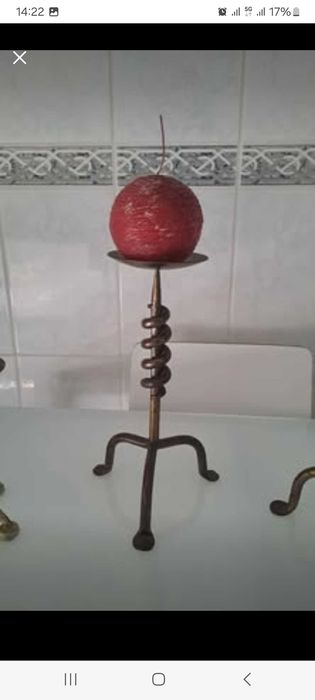 Castiçais com velas decorativas