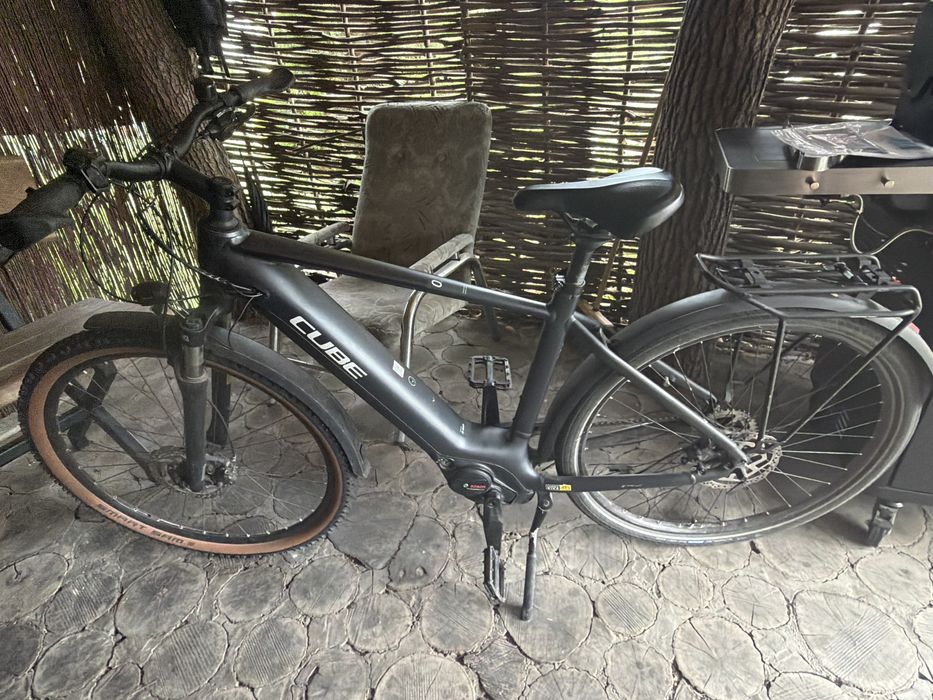 Rower elektryczny Cube touring Hybrid