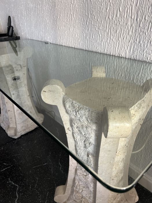 Aparador de pedra e vidro