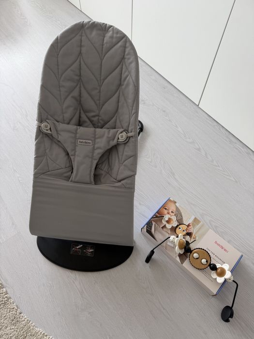 Babybjorn com capa e brinquedo como novo