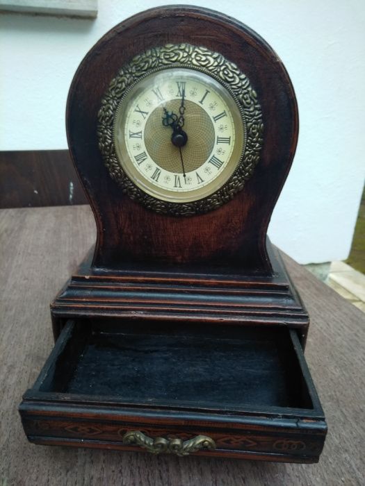 Relógio antigo em madeira com gaveta