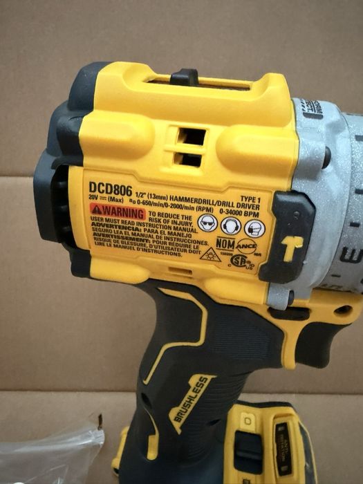 Безщітковий ударний шуруповерт DeWalt DCD806