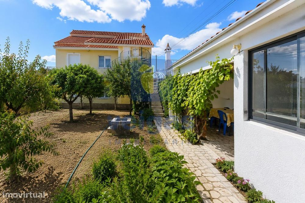 Moradia T6 Bifamiliar | Terreno | Vista Rio | A 15 min de Lisboa