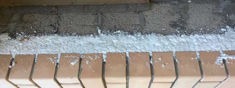 Утеплення повітряного прошарку будинку рідким пінопластом .