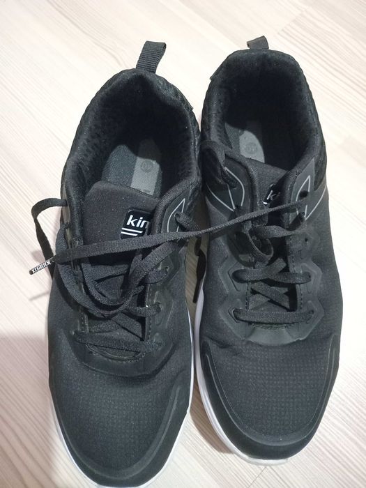 Жіночі кросівки в доброму стані як нові один раз обуті.