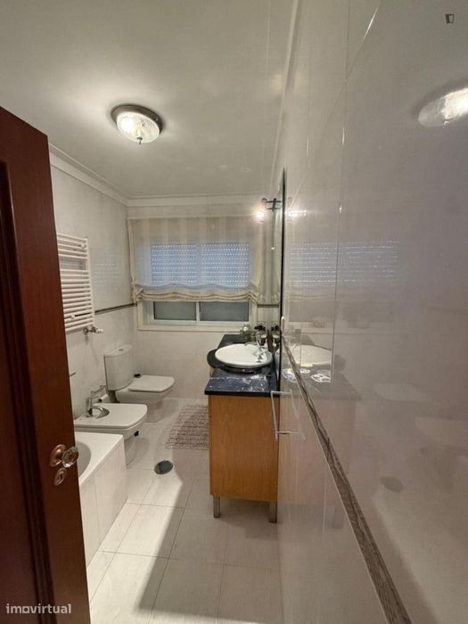 Quarto - localizado em Oliveira do Douro Porto