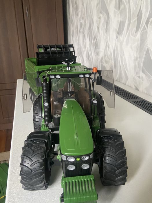 Продам  трактор Bruder John Deere 7930