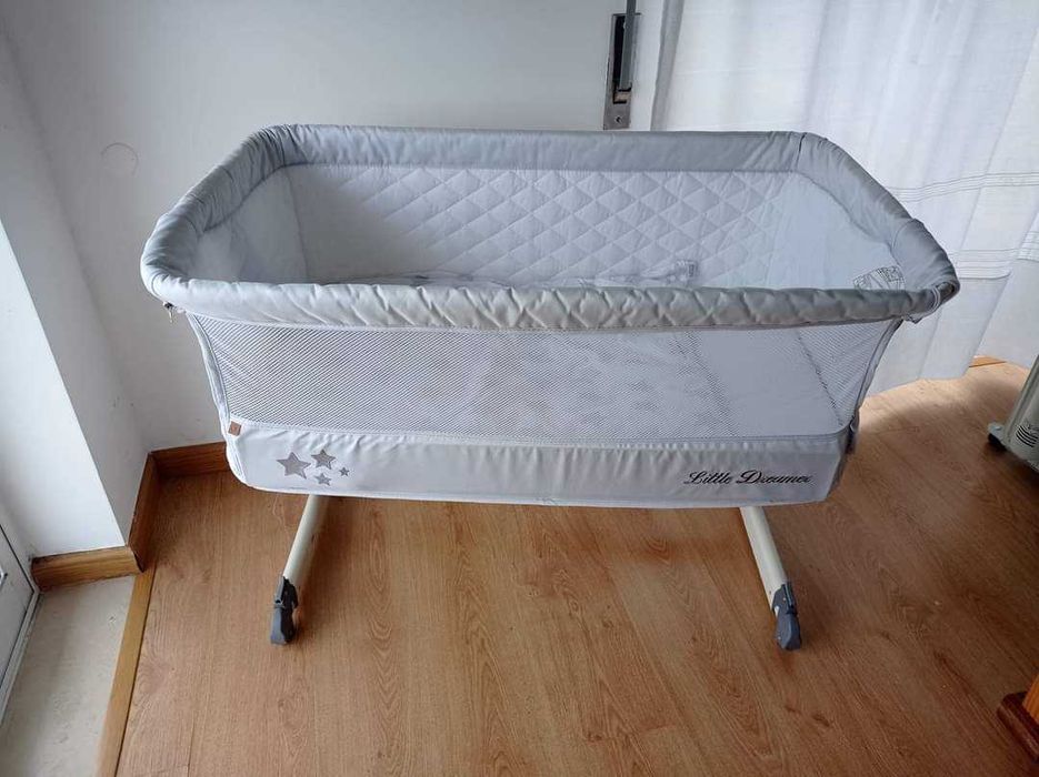 Cama asalvo para bebé...que pode ser encostada a cama de adulto.