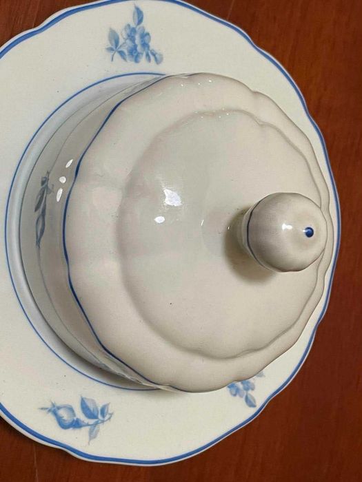 Manteigueira da Sociedade de Porcelana de Coimbra, flores azuis