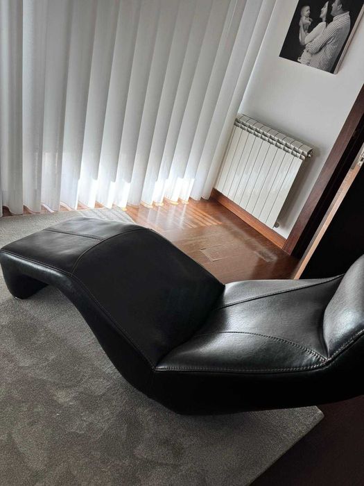 Cama, Candeeiro(s), Espelho e Chaise Longue de Couro Preto