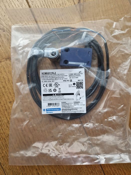 4 x wyłącznik krańcowy XCMH2115L2 Telemecanique Sensors